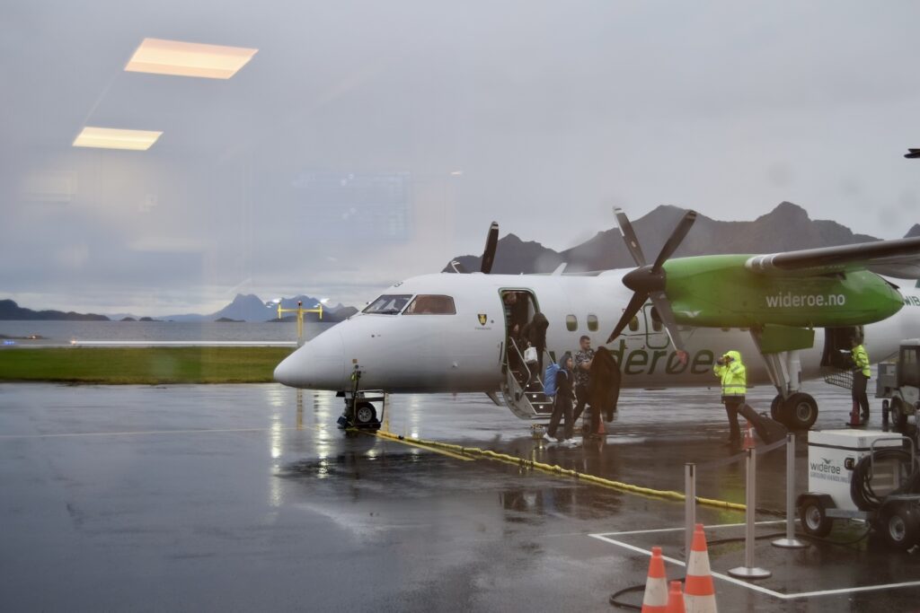 Platane Flugzeug Hobel, Himmel, Flugzeug, draußen, Transport, Fahrzeug, Luftfahrt, Flugreise, Luftfahrthersteller, Luftfahrttechnik, Düsenflugzeug, Militärflugzeug, Luftwaffe, Allgemeine Luftfahrt, Flughafen, Runway, Flugzeugtriebwerk, Flugplatzvorfeld, Straße, Gelände, Jet, Luft, Asphalt, halten