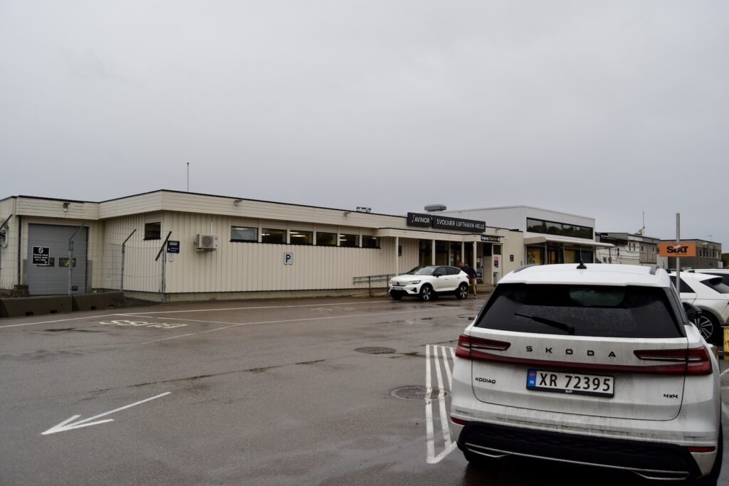 Himmel, draußen, Fahrzeug, Landfahrzeug, Kraftfahrzeugkennzeichen, Rad, Reifen, Familienauto, Gebäude, Text, Autokarosserie, Straße, Sport Utility Vehicle (SUV), Autoteile, mittelgroßes Auto, Stoßstange, Schluss- und Bremsleuchten, Kompakt-SUV, Autodesign, Parkplatz, Autoparklicht, halten, parken, Auto, Gelände