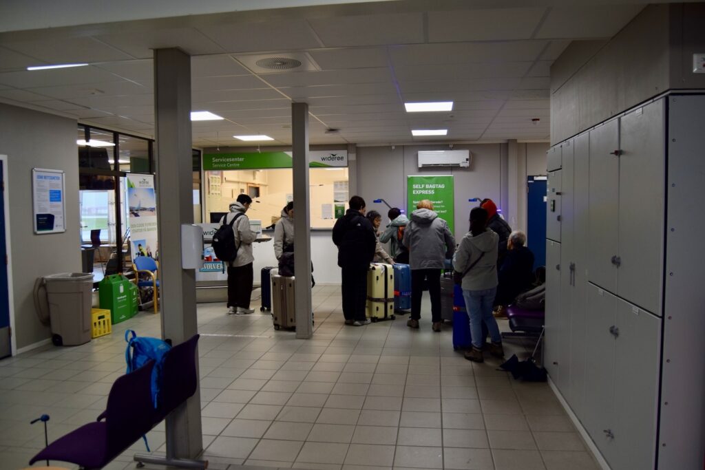 Kleidung, Schuhwerk, Sauberkeit, Im Haus, Decke, Person, Boden, Menschen, Dienstleistung, Fußboden, Wand, stehend, Flughafen, Gelände