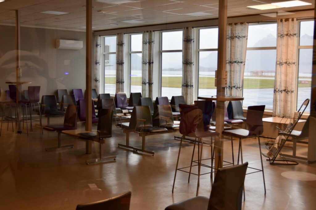 Mobiliar, Im Haus, Boden, Inneneinrichtung, Fenster, Tisch, Halle, Esstisch, Empfangshalle, Kaffeetisch, Fußboden, Wand, Decke, Stuhl, Zimmer, Essen, Esszimmer