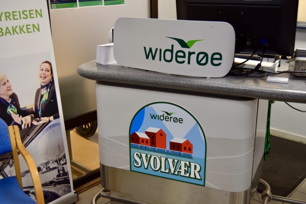 Text, Mobiliar, Computer, Im Haus, Stuhl, Kleidung, Wand, Person, Schild