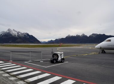 draußen, Fahrzeug, Straße, Platane Flugzeug Hobel, Himmel, Runway, Verkehrsflugzeug, Berg, Flugreise, Rad, Airline, Flughafen, Straßenbelag, Asphalt, Flugplatzvorfeld, Düsenflugzeug, Wolke, Luftfahrt, Landfahrzeug, Dienstleistung, Transport, Flugzeug, halten, Jet, Reise
