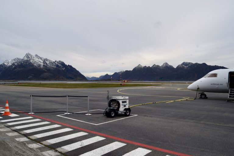 draußen, Fahrzeug, Straße, Platane Flugzeug Hobel, Himmel, Runway, Verkehrsflugzeug, Berg, Flugreise, Rad, Airline, Flughafen, Straßenbelag, Asphalt, Flugplatzvorfeld, Düsenflugzeug, Wolke, Luftfahrt, Landfahrzeug, Dienstleistung, Transport, Flugzeug, halten, Jet, Reise