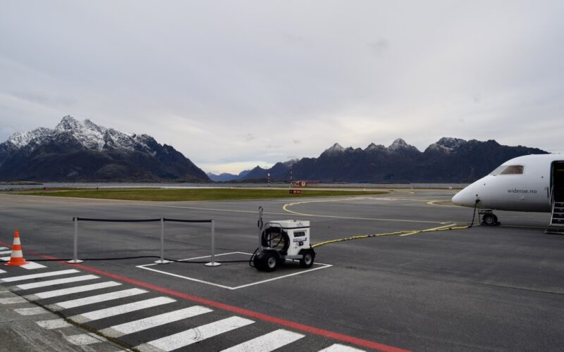 draußen, Fahrzeug, Straße, Platane Flugzeug Hobel, Himmel, Runway, Verkehrsflugzeug, Berg, Flugreise, Rad, Airline, Flughafen, Straßenbelag, Asphalt, Flugplatzvorfeld, Düsenflugzeug, Wolke, Luftfahrt, Landfahrzeug, Dienstleistung, Transport, Flugzeug, halten, Jet, Reise