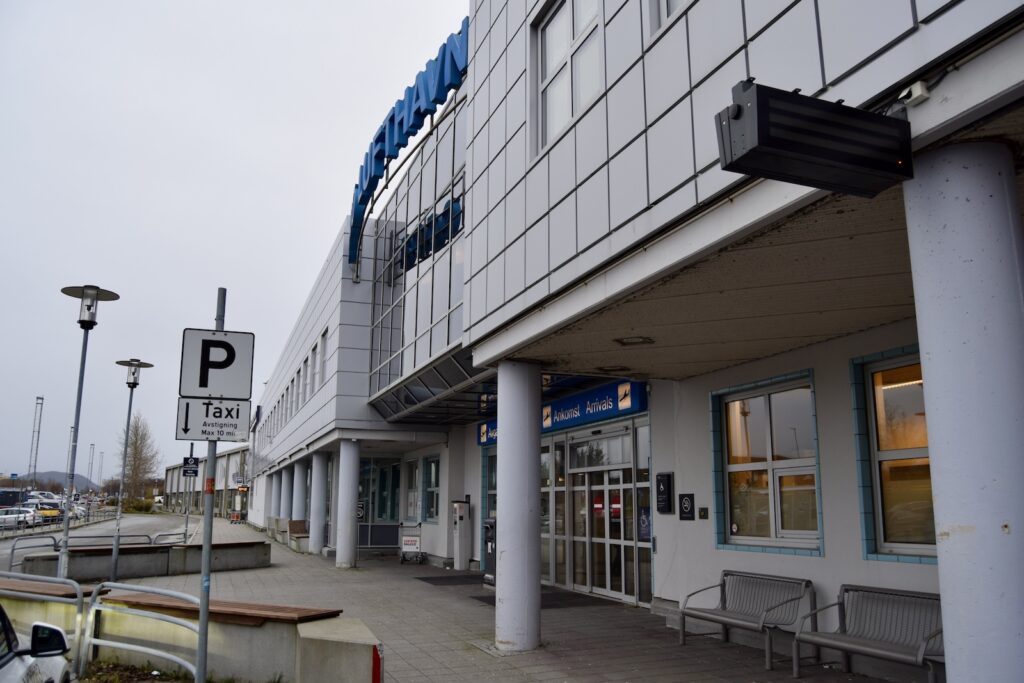 draußen, Gebäude, Himmel, Fenster, Fahrzeug, Abfallcontainer, Auto, Landfahrzeug, Stadt, halten, Straße, Gehweg, Reise