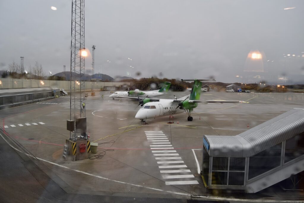 Himmel, draußen, Platane Flugzeug Hobel, Flugzeug, Fahrzeug, Flughafen, Gelände, Verkehrsflugzeug, Airline, Flugplatzvorfeld, Flugreise, Fluggastbrücke, Wolke, Transport, Nebel, Gebäude, Straße, Runway, Jet, halten, Asphalt