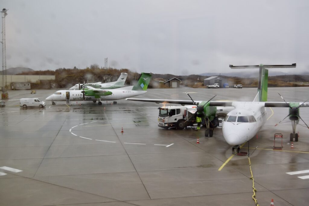 Platane Flugzeug Hobel, Himmel, Flugzeug, draußen, Transport, Flughafen, Fahrzeug, Gelände, Flugreise, Luftfahrt, Flugplatzvorfeld, Runway, halten, Verkehrsflugzeug, Flugzeugtriebwerk, Airline, Luftfahrthersteller, Asphalt, Düsenflugzeug, Allgemeine Luftfahrt, Luftfahrttechnik, Fluggastbrücke, Jet, Wolkig