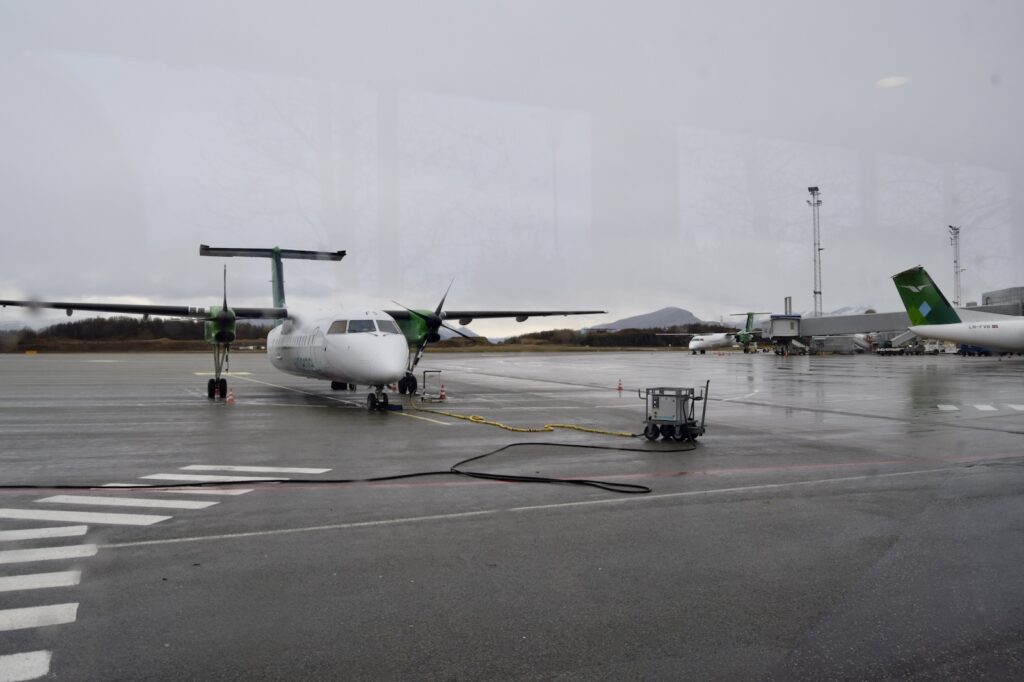 Platane Flugzeug Hobel, draußen, Transport, Flugzeug, Himmel, Fahrzeug, Runway, Flughafen, Flugreise, Verkehrsflugzeug, Airline, Straße, Luftfahrt, Flugzeugtriebwerk, Flugplatzvorfeld, Düsenflugzeug, Gelände, Düsentriebwerk, Schmalrumpfflugzeug, Luftfahrttechnik, Asphalt, Dienstleistung, Luftfahrthersteller, Landeklappe, halten, Sitzen, Jet, airbus, Weg