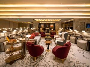 Im Haus, Decke, Mobiliar, Tisch, Inneneinrichtung, Boden, Wand, Couch, Kaffeetisch, Empfangshalle, Restaurant, Zimmer, Stuhl, Hotel, Lounge