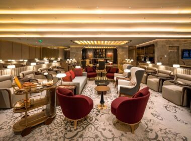 Im Haus, Decke, Mobiliar, Tisch, Inneneinrichtung, Boden, Wand, Couch, Kaffeetisch, Empfangshalle, Restaurant, Zimmer, Stuhl, Hotel, Lounge