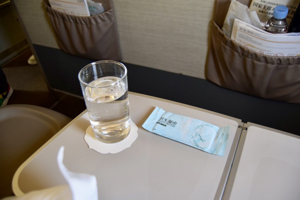Geschirr, Drink, Trinkgefäß, Im Haus, Behälter, Tisch, Mobiliar, transparentes Material, Stielglas, Barzubehör, Weinglas, Stuhl, Glas, Wein, Essen, Tasse, Brille