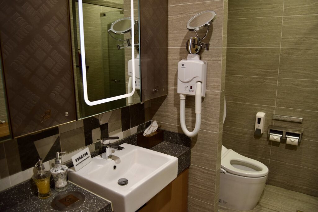 Im Haus, Badezimmer, Installationszubehör, Wand, Badezimmerzubehör, Hahn, Wasserleitung, Kachel, Waschbecken, Bidet, Dusche, Installationsausstattung, Spiegel, Toilette