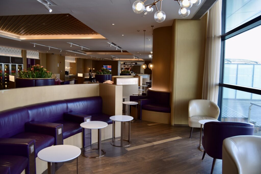 Mobiliar, Im Haus, Inneneinrichtung, Decke, Wand, Boden, Kaffeetisch, Esstisch, Restaurant, Deckenleuchte, Empfangshalle, Kantine, Arbeitsfläche, Stuhl, Diner, Tisch, Zimmer, Fenster, Hotel, Lounge, Café