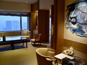 Im Haus, Wand, Mobiliar, Inneneinrichtung, Kaffeetisch, Hotel, Boden, Stuhl, Ventilator, Vase, Tisch, Fenster, Decke, Zimmer