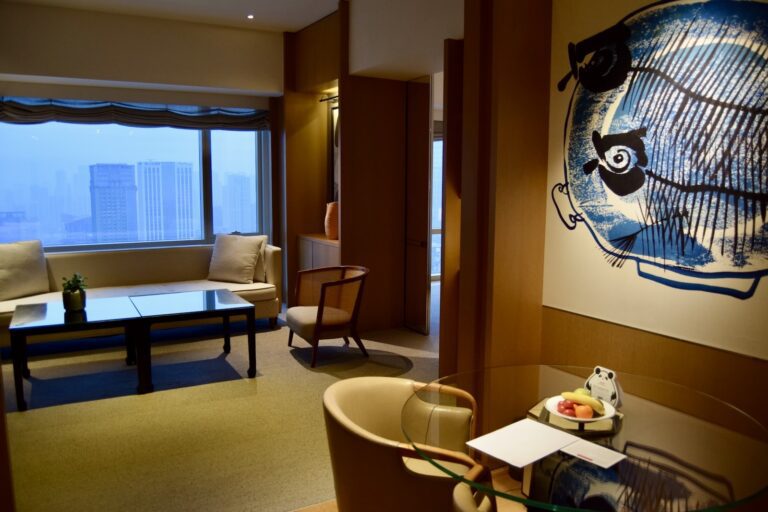 Im Haus, Wand, Mobiliar, Inneneinrichtung, Kaffeetisch, Hotel, Boden, Stuhl, Ventilator, Vase, Tisch, Fenster, Decke, Zimmer