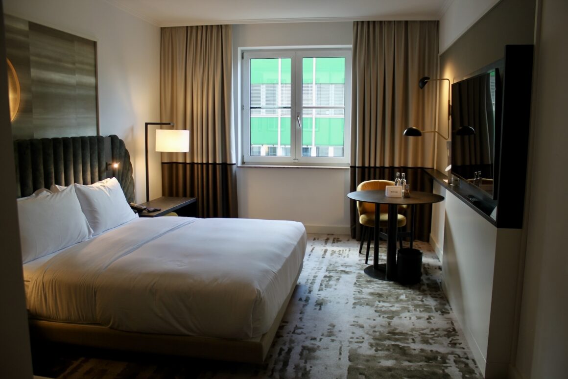 Im Haus, Wand, Inneneinrichtung, Mobiliar, Zimmer, Bett, Szene, Vorhang, Kissen, Tisch, Fensterausstattung, Leinenstoffe, Bettwäsche, Fenster, Bettdecke, Schlafzimmer, Bettbezug, Matratze, Nachttisch, Boden, Fensterabdeckung, Suite, Bettrahmen, Lampenschirm, Boutique-Hotel, Haus, Fußboden, Möbel, Bettbehang, Hotel, Decke