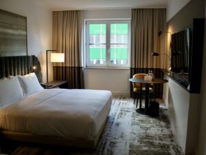 Im Haus, Wand, Inneneinrichtung, Mobiliar, Zimmer, Bett, Szene, Vorhang, Kissen, Tisch, Fensterausstattung, Leinenstoffe, Bettwäsche, Fenster, Bettdecke, Schlafzimmer, Bettbezug, Matratze, Nachttisch, Boden, Fensterabdeckung, Suite, Bettrahmen, Lampenschirm, Boutique-Hotel, Haus, Fußboden, Möbel, Bettbehang, Hotel, Decke