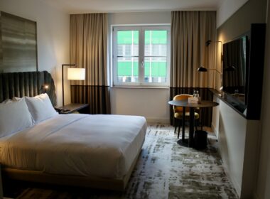 Im Haus, Wand, Inneneinrichtung, Mobiliar, Zimmer, Bett, Szene, Vorhang, Kissen, Tisch, Fensterausstattung, Leinenstoffe, Bettwäsche, Fenster, Bettdecke, Schlafzimmer, Bettbezug, Matratze, Nachttisch, Boden, Fensterabdeckung, Suite, Bettrahmen, Lampenschirm, Boutique-Hotel, Haus, Fußboden, Möbel, Bettbehang, Hotel, Decke