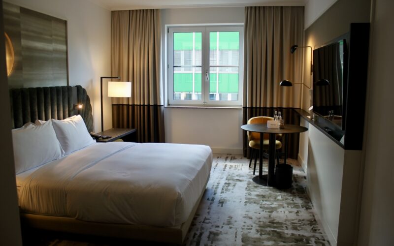 Im Haus, Wand, Inneneinrichtung, Mobiliar, Zimmer, Bett, Szene, Vorhang, Kissen, Tisch, Fensterausstattung, Leinenstoffe, Bettwäsche, Fenster, Bettdecke, Schlafzimmer, Bettbezug, Matratze, Nachttisch, Boden, Fensterabdeckung, Suite, Bettrahmen, Lampenschirm, Boutique-Hotel, Haus, Fußboden, Möbel, Bettbehang, Hotel, Decke