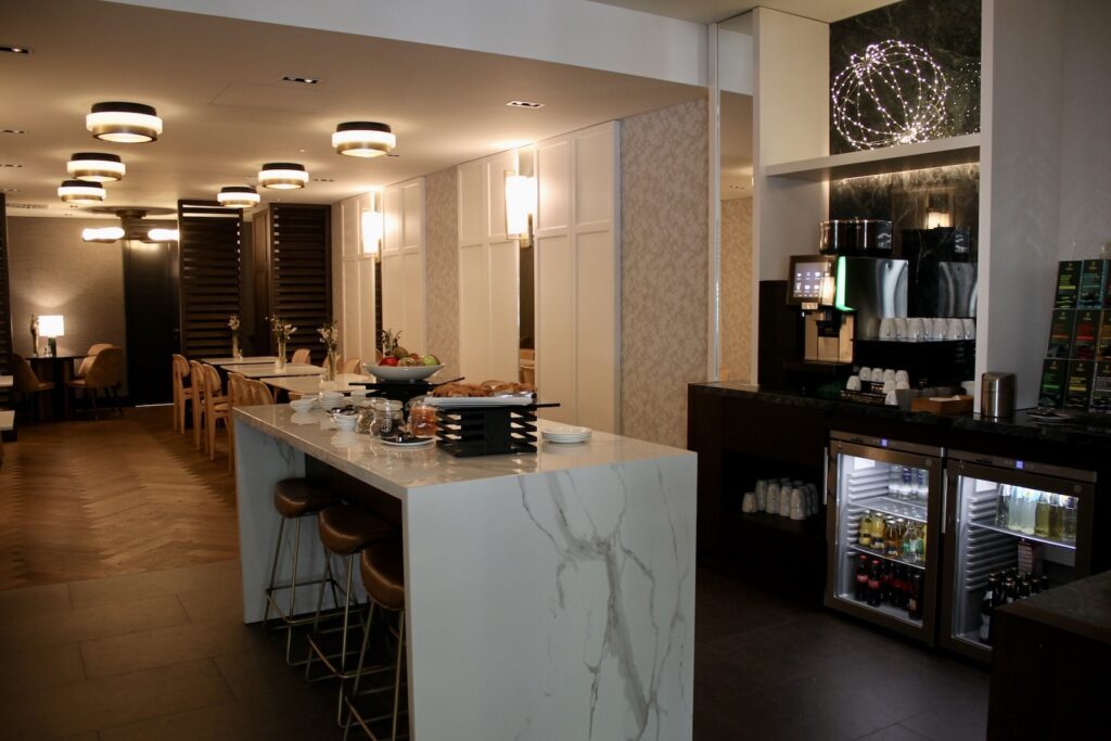 Im Haus, Wand, Mobiliar, Decke, Inneneinrichtung, Arbeitsfläche, Möbel, Stuhl, Boden, Esstisch, Vase, Waschbecken, Deckenleuchte, Schienenbeleuchtung, Küche, Zimmer, Tisch, Restaurant