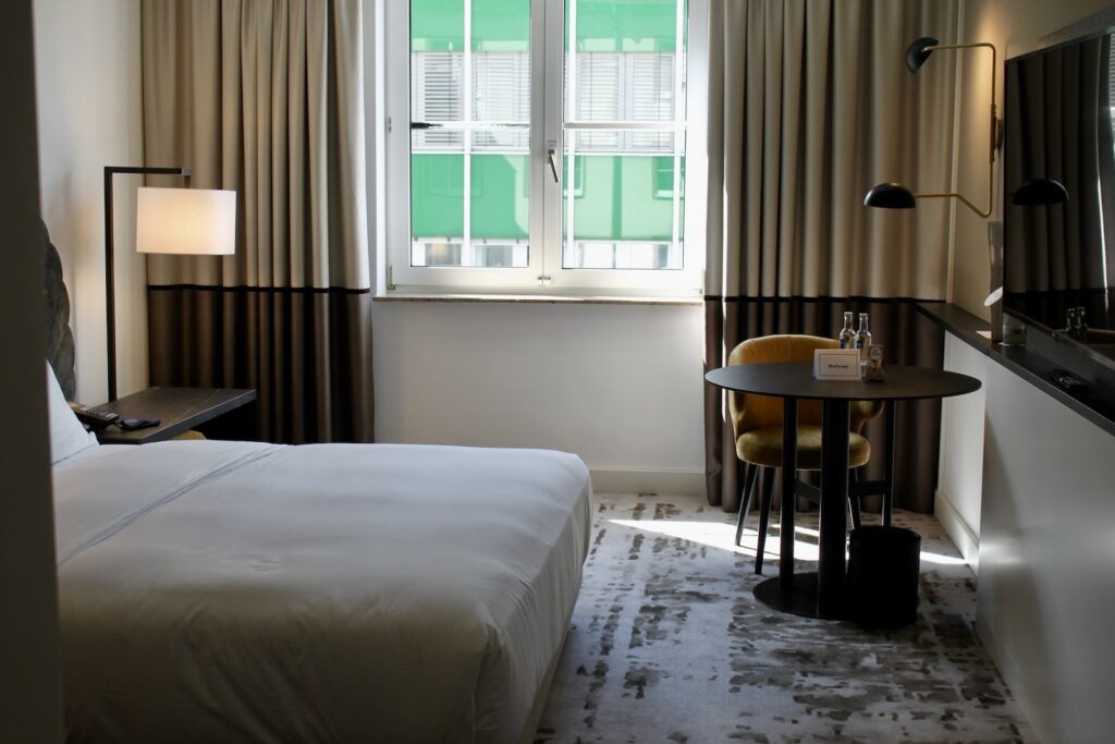 Im Haus, Hotel, Mobiliar, Zimmer, Inneneinrichtung, Wand, Vorhang, Bett, Fenster, Fensterausstattung, Tisch, Leinenstoffe, Fensterabdeckung, Waschbecken, Möbel, Kissen, Bettwäsche, Bettdecke, Schublade, Boden, Nachttisch, Matratze, Bettbezug, Stuhl, Schlafzimmer, Kommode, Bettrahmen, Suite