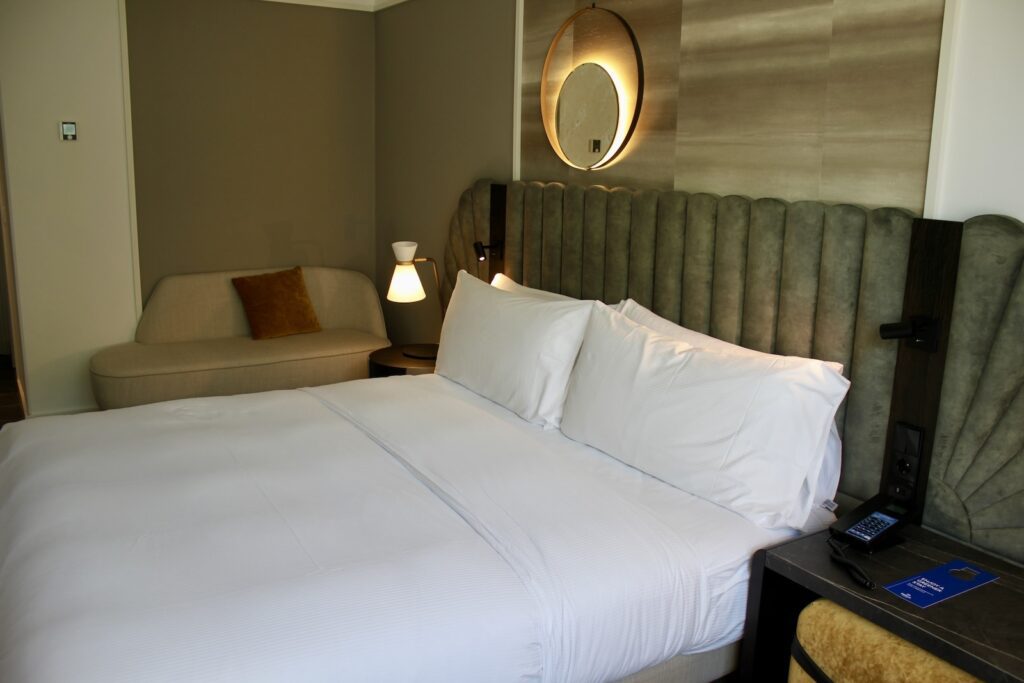 Im Haus, Wand, Mobiliar, Bettwäsche, Inneneinrichtung, Bett, Bettdecke, Matratze, Bettrahmen, Leinenstoffe, Bettbezug, Lampenschirm, Nachttisch, Kissen, Lampe, Suite, Boutique-Hotel, Fensterausstattung, Fensterabdeckung, Bettbehang, Zimmer, Schlafzimmer, Sofa, Boden, Hotel, Urlaub