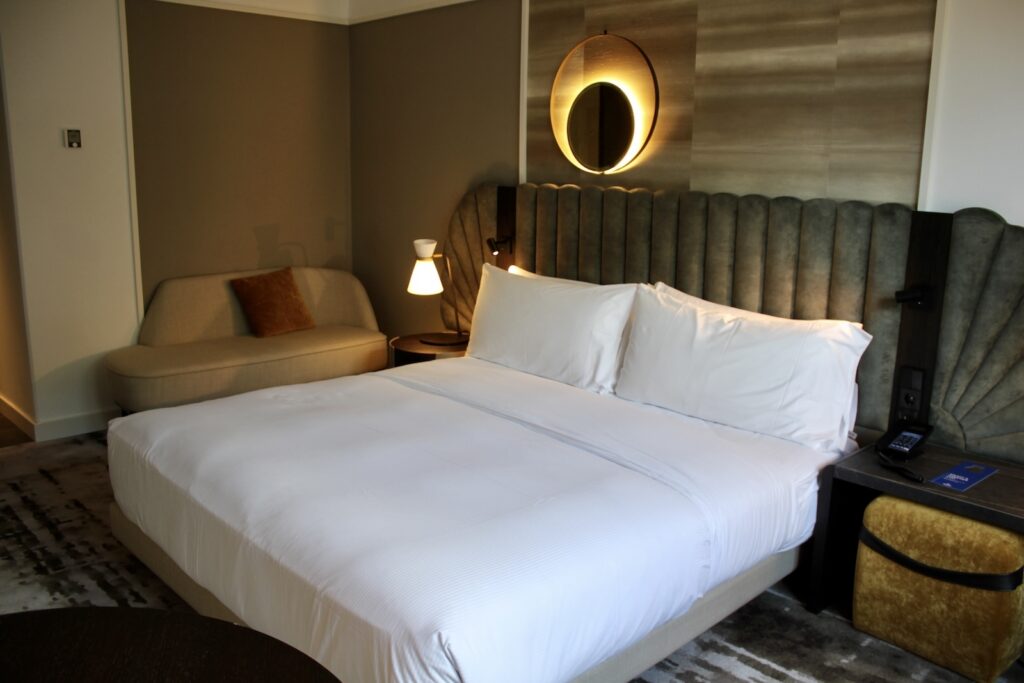 Im Haus, Wand, Mobiliar, Inneneinrichtung, Bettwäsche, Bettdecke, Matratze, Bettrahmen, Leinenstoffe, Bettbezug, Kissen, Nachttisch, Lampenschirm, Bett, Suite, Lampe, Boutique-Hotel, Fensterausstattung, Bettbehang, Haus, Sofa, Fensterabdeckung, Boden, Zimmer, Schlafzimmer, Hotel, Urlaub