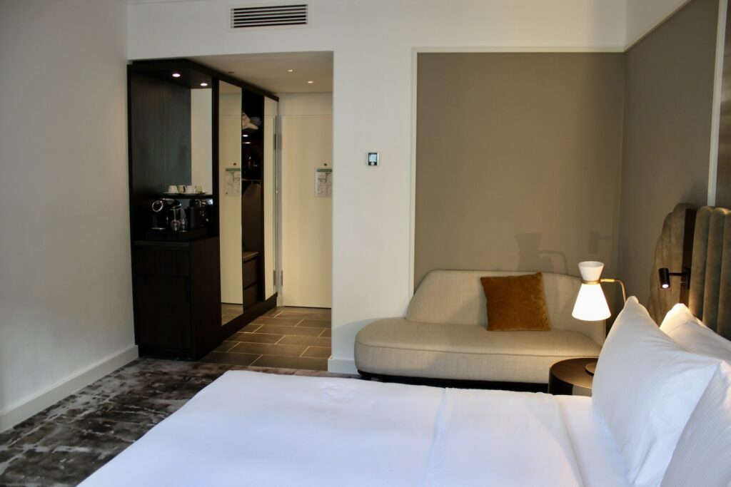 Im Haus, Wand, Inneneinrichtung, Bett, Kissen, Mobiliar, Boden, Schlafzimmer, Leinenstoffe, Matratze, Bettwäsche, Suite, Fußboden, Bettdecke, Bettbezug, Bettrahmen, Decke, Boutique-Hotel, Eigentum, Nachttisch, Haus, Bettsofa, Couch, Zimmer, Hotel, Urlaub