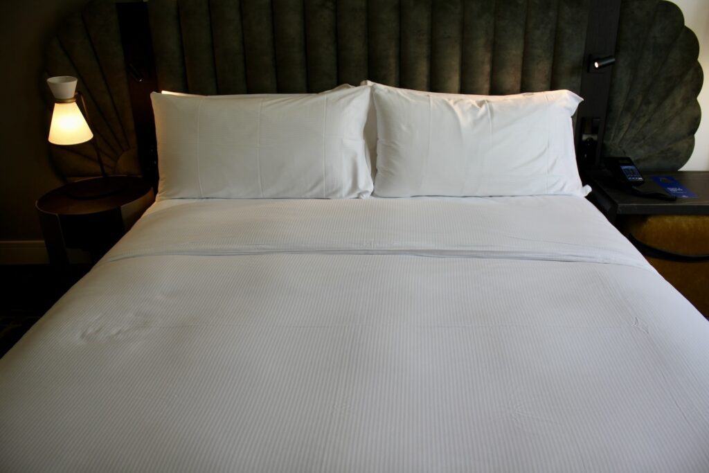 Im Haus, Bett, Bettwäsche, Leinenstoffe, Bettdecke, Wand, Bettbezug, Kissen, Matratze, Bettrahmen, Mobiliar, Kleidung, Textil, Decke, Zimmer, Inneneinrichtung, Suite, Lampenschirm, Hotel, Sofa, Schlafzimmer, weiß, Stoff