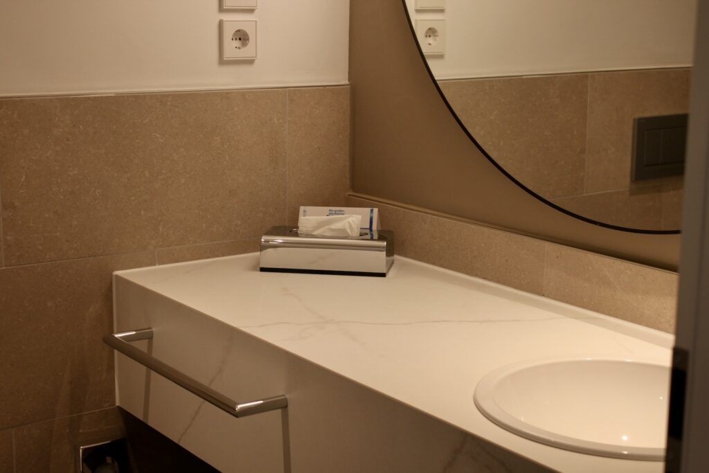 Wand, Im Haus, Badezimmer, Installationszubehör, Badezimmerzubehör, Wasserleitung, Spiegel, Kachel, Waschbecken, Toilettensitz, Hahn, Toilette, weiß, Boden, Hotel