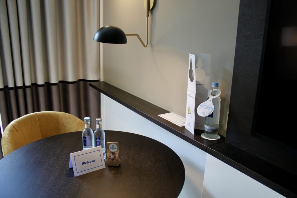 Im Haus, Wand, Waschbecken, Mobiliar, Spiegel, Inneneinrichtung, Haushaltsgerät, Zimmer, Arbeitsfläche, Möbel, Vase, Hahn, Tisch, Boden, Design, Hotel