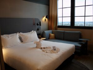 Im Haus, Wand, Hotel, Inneneinrichtung, Mobiliar, Kissen, Zimmer, Bettwäsche, Leinenstoffe, Bettdecke, Matratze, Bettbezug, Fenster, Bettrahmen, Schlafzimmer, Fensterausstattung, Fensterabdeckung, Bett, Nachttisch, Suite, Lampenschirm, Boutique-Hotel, Haus, Vorhang, Bettbehang, Tisch, Lampe, Boden