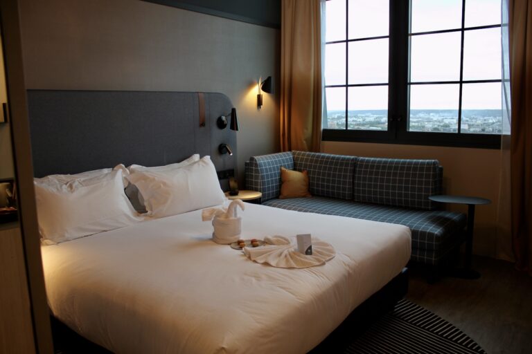 Im Haus, Wand, Hotel, Inneneinrichtung, Mobiliar, Kissen, Zimmer, Bettwäsche, Leinenstoffe, Bettdecke, Matratze, Bettbezug, Fenster, Bettrahmen, Schlafzimmer, Fensterausstattung, Fensterabdeckung, Bett, Nachttisch, Suite, Lampenschirm, Boutique-Hotel, Haus, Vorhang, Bettbehang, Tisch, Lampe, Boden