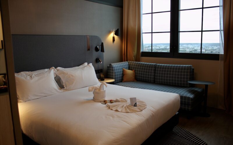 Im Haus, Wand, Hotel, Inneneinrichtung, Mobiliar, Kissen, Zimmer, Bettwäsche, Leinenstoffe, Bettdecke, Matratze, Bettbezug, Fenster, Bettrahmen, Schlafzimmer, Fensterausstattung, Fensterabdeckung, Bett, Nachttisch, Suite, Lampenschirm, Boutique-Hotel, Haus, Vorhang, Bettbehang, Tisch, Lampe, Boden