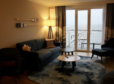 Im Haus, Inneneinrichtung, Wand, Boden, Szene, Tisch, Kaffeetisch, Zimmer, Couch, Bude, Studiocouch, Fensterausstattung, Bettsofa, Wohnzimmer, Kissen, Fenster, Vorhang, Fußboden, Kleines Sofa, Fensterabdeckung, Haus, Armlehne, Lampenschirm, Penthouse, Clubsessel, Hotel, Decke, Stuhl, Mobiliar, Wohnung