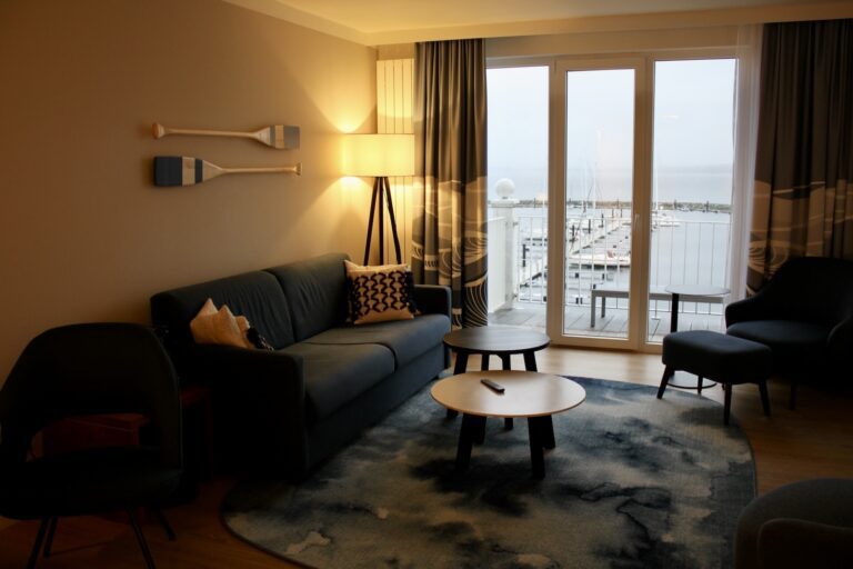 Im Haus, Inneneinrichtung, Wand, Boden, Szene, Tisch, Kaffeetisch, Zimmer, Couch, Bude, Studiocouch, Fensterausstattung, Bettsofa, Wohnzimmer, Kissen, Fenster, Vorhang, Fußboden, Kleines Sofa, Fensterabdeckung, Haus, Armlehne, Lampenschirm, Penthouse, Clubsessel, Hotel, Decke, Stuhl, Mobiliar, Wohnung