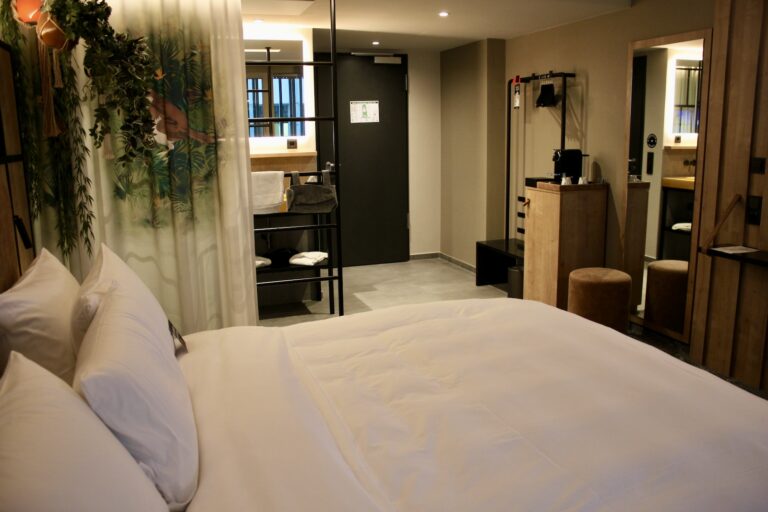 Im Haus, Wand, Inneneinrichtung, Mobiliar, Szene, Zimmer, Vase, Spiegel, Leinenstoffe, Bettdecke, Kissen, Bettwäsche, Matratze, Bettbezug, Möbel, Kommode, Haus, Vorhang, Tisch, Fensterausstattung, Bett, Nachttisch, Schublade, Fußboden, Bettrahmen, Lampenschirm, Suite, Fenster, Boden, Schlafzimmer, Hotel, Decke