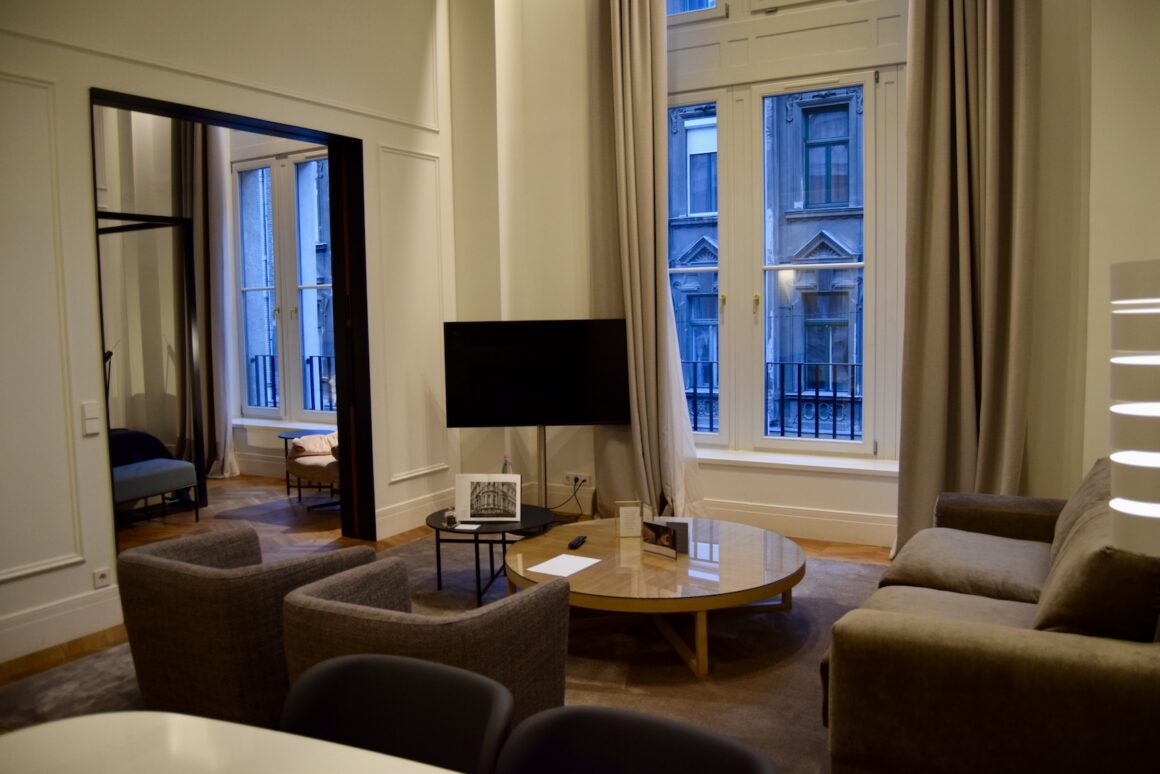 Im Haus, Inneneinrichtung, Fenster, Wand, Kaffeetisch, Couch, Hotel, Studiocouch, Boden, Vorhang, Bettsofa, Bude, Fensterausstattung, Kleines Sofa, Fensterabdeckung, Wohnzimmer, Zimmer, Armlehne, Clubsessel, Penthouse, Fußboden, Tisch, Sofa, Stuhl, Mobiliar, Wohnung, Haus