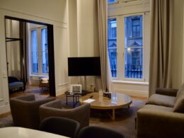 Im Haus, Inneneinrichtung, Fenster, Wand, Kaffeetisch, Couch, Hotel, Studiocouch, Boden, Vorhang, Bettsofa, Bude, Fensterausstattung, Kleines Sofa, Fensterabdeckung, Wohnzimmer, Zimmer, Armlehne, Clubsessel, Penthouse, Fußboden, Tisch, Sofa, Stuhl, Mobiliar, Wohnung, Haus