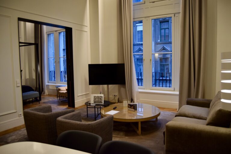 Im Haus, Inneneinrichtung, Fenster, Wand, Kaffeetisch, Couch, Hotel, Studiocouch, Boden, Vorhang, Bettsofa, Bude, Fensterausstattung, Kleines Sofa, Fensterabdeckung, Wohnzimmer, Zimmer, Armlehne, Clubsessel, Penthouse, Fußboden, Tisch, Sofa, Stuhl, Mobiliar, Wohnung, Haus