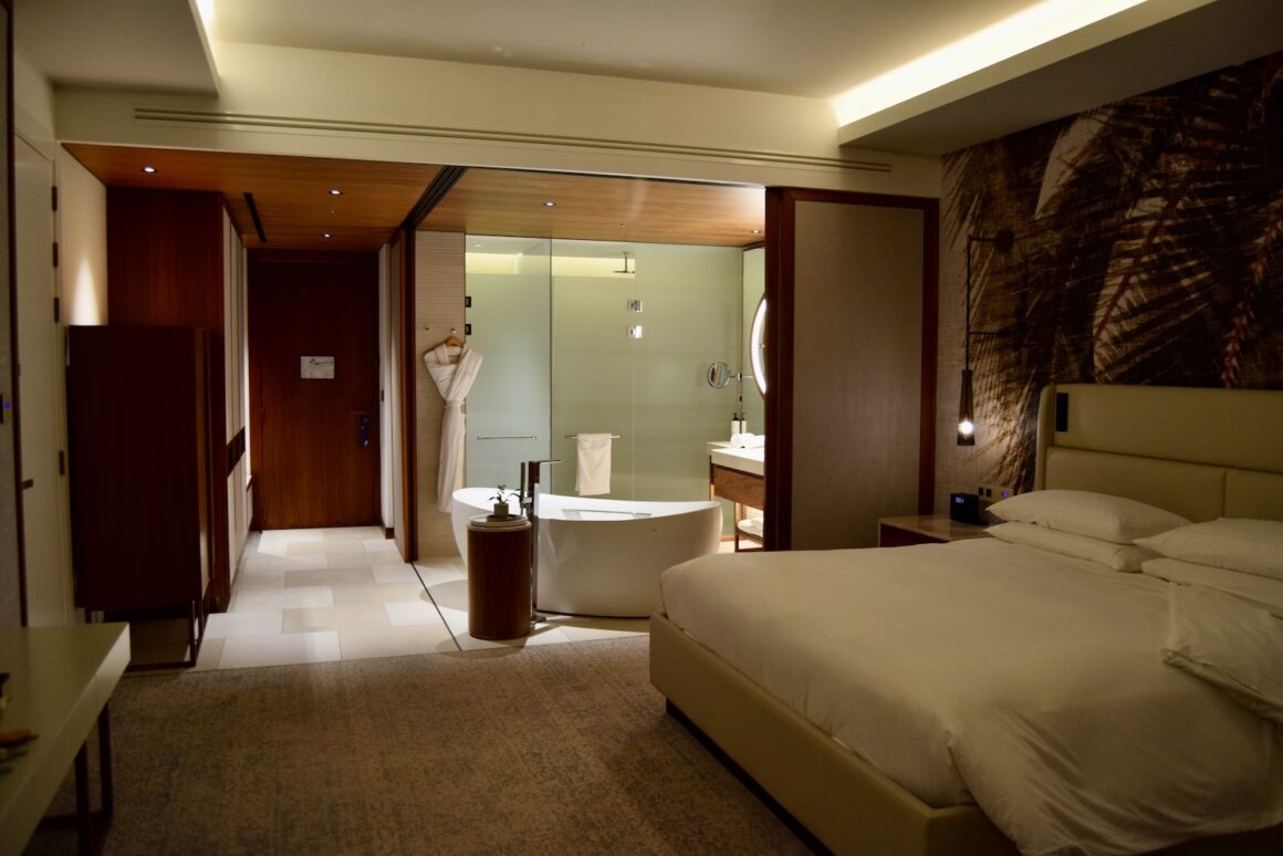 Im Haus, Wand, Inneneinrichtung, Bett, Decke, Kissen, Leinenstoffe, Matratze, Bettwäsche, Mobiliar, Bettdecke, Hotel, Bettrahmen, Bettbezug, Suite, Spiegel, Zimmer, Boutique-Hotel, Boden, Vorhang, Fußboden, Eigentum, Schlafzimmer, Urlaub