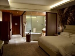 Im Haus, Wand, Inneneinrichtung, Bett, Decke, Kissen, Leinenstoffe, Matratze, Bettwäsche, Mobiliar, Bettdecke, Hotel, Bettrahmen, Bettbezug, Suite, Spiegel, Zimmer, Boutique-Hotel, Boden, Vorhang, Fußboden, Eigentum, Schlafzimmer, Urlaub