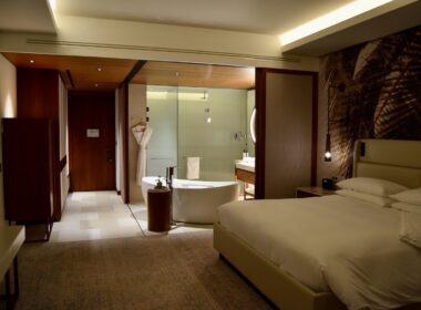 Im Haus, Wand, Inneneinrichtung, Bett, Decke, Kissen, Leinenstoffe, Matratze, Bettwäsche, Mobiliar, Bettdecke, Hotel, Bettrahmen, Bettbezug, Suite, Spiegel, Zimmer, Boutique-Hotel, Boden, Vorhang, Fußboden, Eigentum, Schlafzimmer, Urlaub