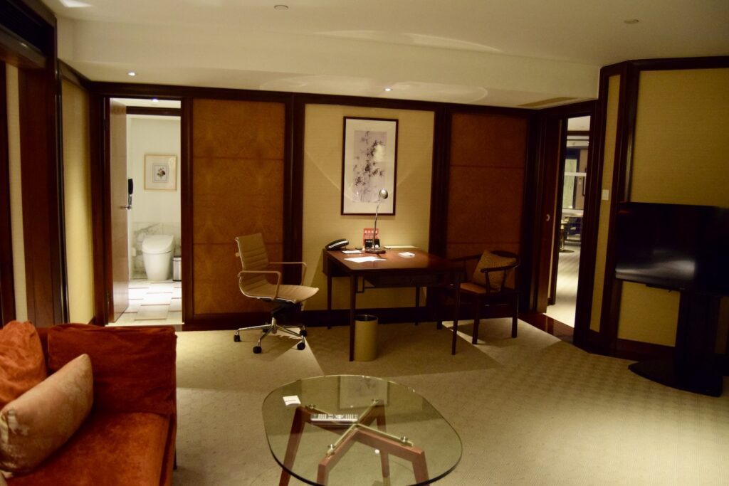 Im Haus, Wand, Boden, Inneneinrichtung, Decke, Tisch, Kaffeetisch, Zimmer, Couch, Bude, Fußboden, Studiocouch, Spiegel, Hotel, Wohnzimmer, Bettsofa, Kleines Sofa, Fenster, Stuhl, Haus, Mobiliar