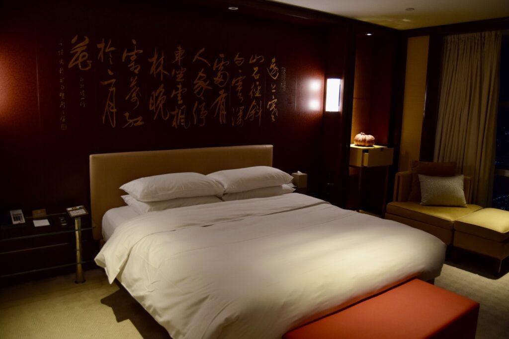 Im Haus, Wand, Mobiliar, Bettwäsche, Bett, Inneneinrichtung, Szene, Bettdecke, Kissen, Bettrahmen, Bettbezug, Matratze, Leinenstoffe, Zimmer, Schlafzimmer, Suite, Nachttisch, Lampenschirm, Boutique-Hotel, Vorhang, Bettbehang, Lampe, Fensterausstattung, Boden, Hotel, Decke, Nacht, Urlaub