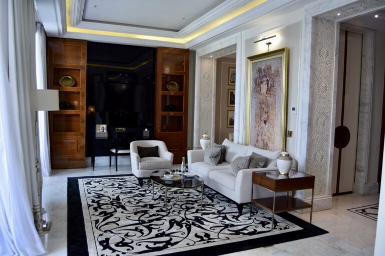 Im Haus, Inneneinrichtung, Wand, Boden, Fußboden, Zimmer, Vorhang, Tür, Fries, Spiegel, Haus, Leinenstoffe, Bett, Hotel, Tapete, Teppich, Tisch, Fensterausstattung, Decke, Fenster, Mobiliar, Stuhl