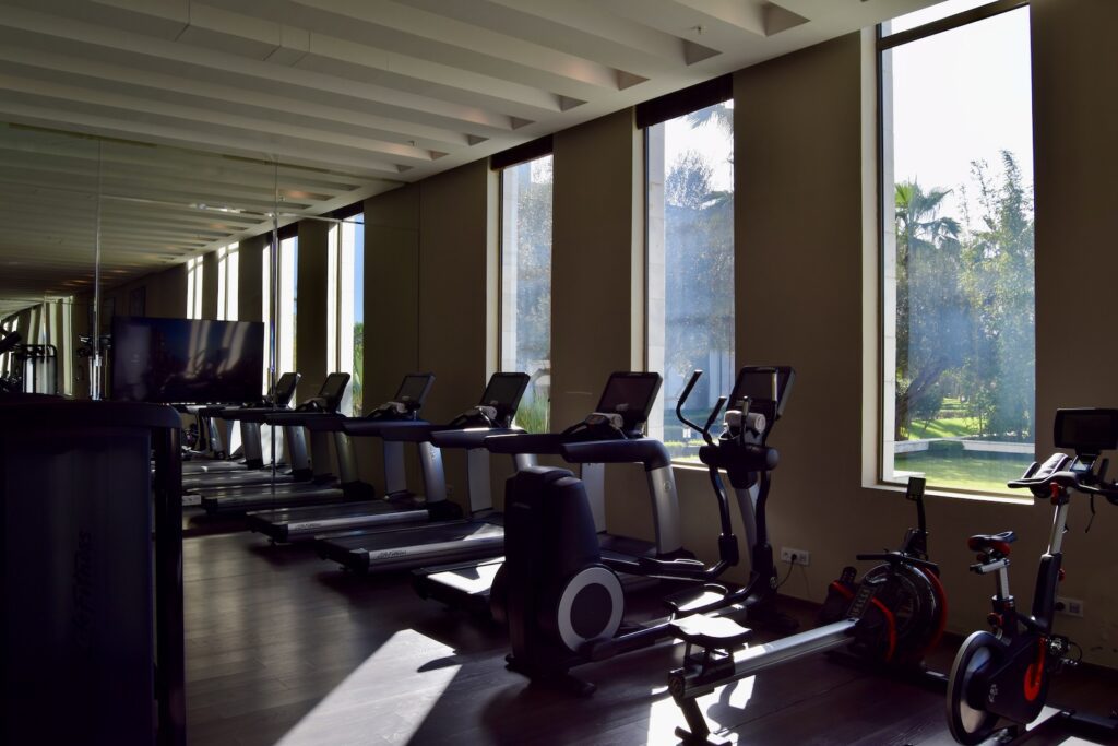 Trainingsgerät, Fenster, Im Haus, Trainingsausrüstung, Sporthalle, Fahrradergometer, Laufband, Fahrrad, Wand, Decke, Boden