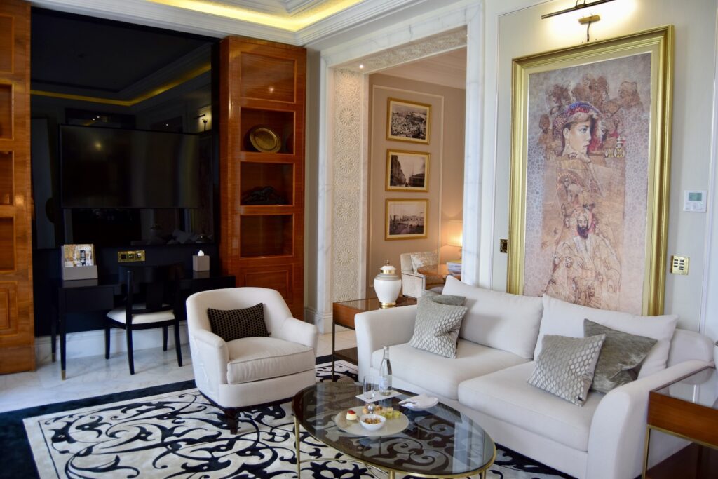 Im Haus, Inneneinrichtung, Wand, Couch, Boden, Studiocouch, Kaffeetisch, Kleines Sofa, Bettsofa, Tisch, Bude, Fußboden, Armlehne, Clubsessel, Fries, Kissen, Haus, Mobiliar, Zimmer, Wohnzimmer, Decke, Fenster, Sofa, Stuhl, Hotel