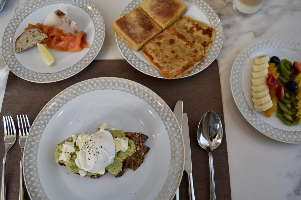 Essen, Geschirr, Platte, Mahlzeit, Teller, Tisch, Gabel, Kochkunst, Brunch, Küchenutensil, Tafelsilber, Serviergeschirr, Kulinarik, Mittagessen, Grundnahrungsmittel, Frühstück, Zutaten, Snack, À-la-carte-Gerichte, Backwaren, Abendessen, Garnitur, Im Haus, Tafelmesser, Löffel, weiß