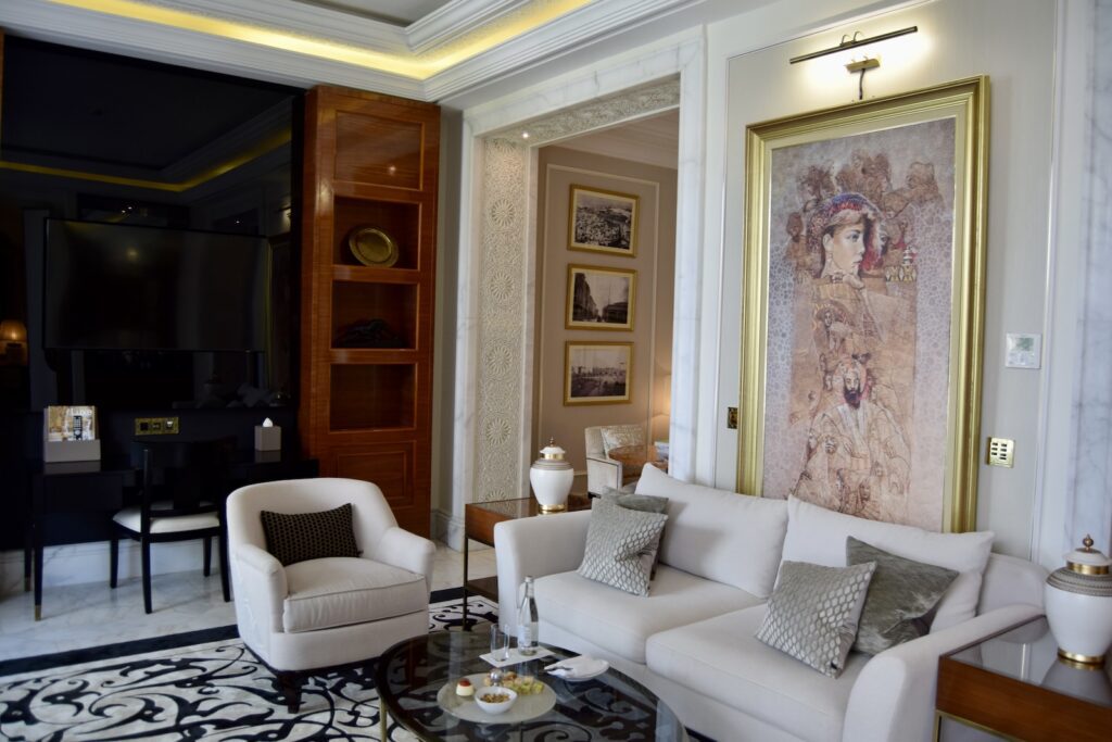 Im Haus, Inneneinrichtung, Wand, Couch, Boden, Kaffeetisch, Studiocouch, Wohnzimmer, Kleines Sofa, Bettsofa, Tisch, Bude, Clubsessel, Armlehne, Fries, Fußboden, Fenster, Mobiliar, Decke, Stuhl, Zimmer, Hotel, Haus, Luxus
